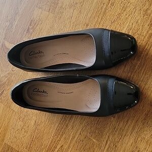 Clarks Black Leather Dress Shoes with Patent Toe. Size 8w